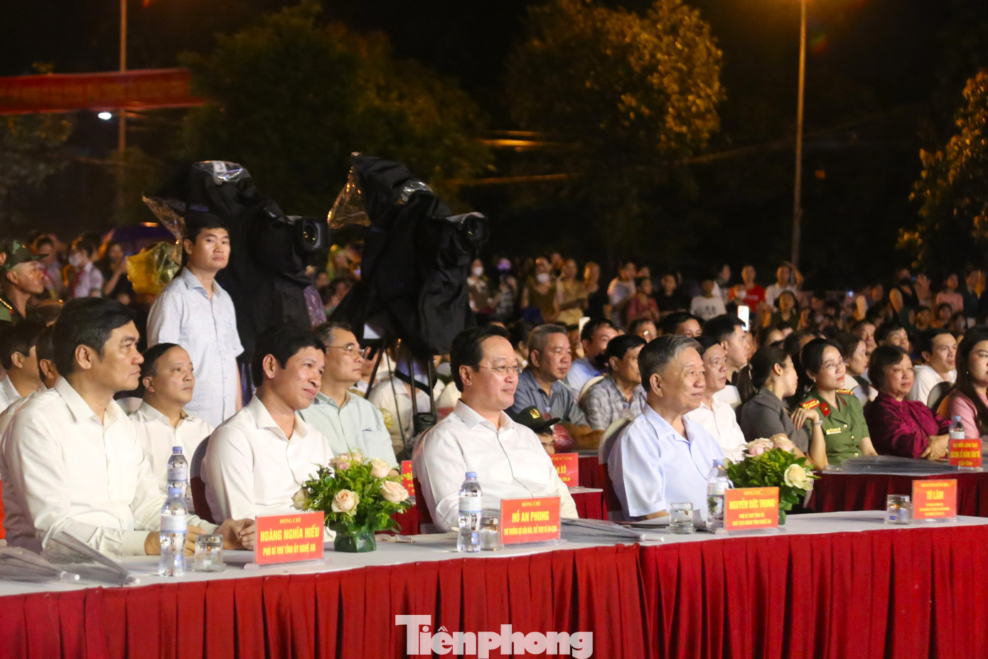 Các đại biểu tại lễ khai mạc.