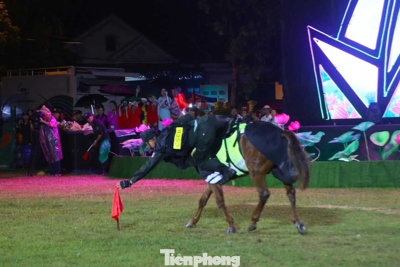 Kỹ thuật nghiêng người nhặt vật trên mặt đất