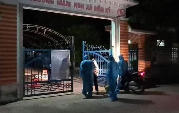 Tiến hành cưỡng chế đưa chị H. đi cách ly theo quy định Tiến hành cưỡng chế đưa chị H. đi cách ly theo quy định