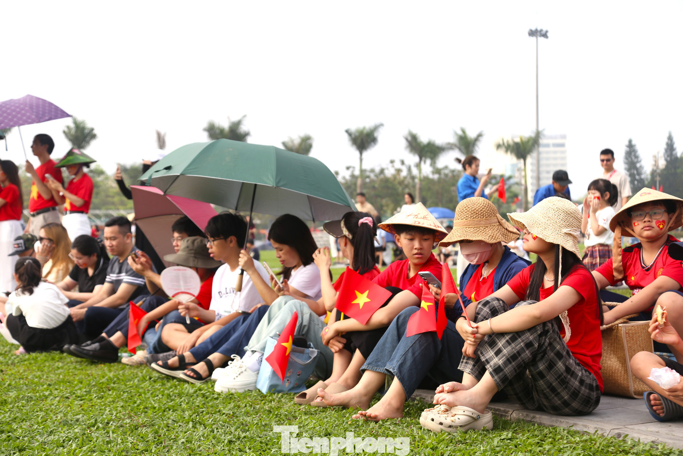 Từ sáng sớm, đông đảo người dân đã đổ về khu vực Quảng trường Hồ Chí Minh (thành phố Vinh, Nghệ An) để theo dõi chương trình lễ kỷ niệm 50 năm Ngày Giải phóng miền Nam, thống nhất đất nước và diễu binh, diễu hành. Nhiều người mang theo cờ Tổ quốc, mặc áo cờ đỏ sao vàng..