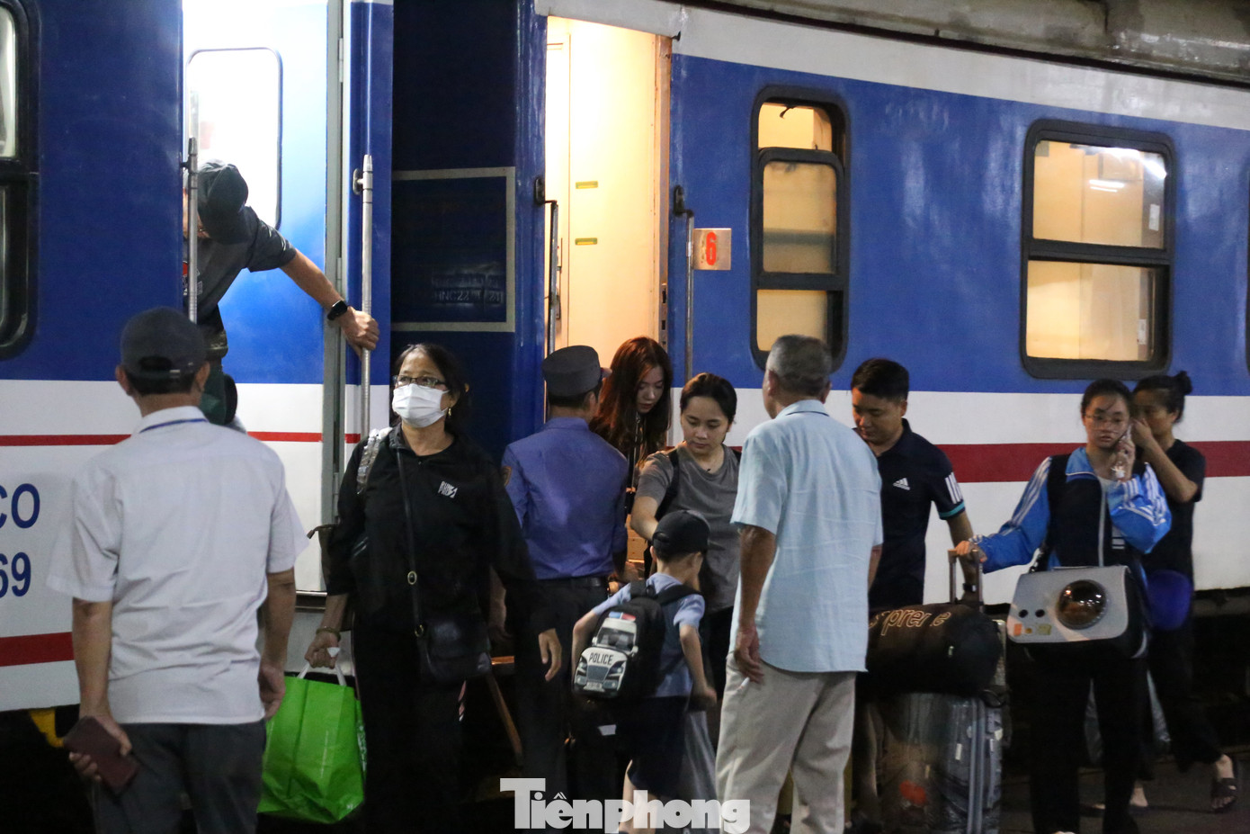 Người dân lỉnh kỉnh đồ đạc về quê nghỉ lễ.