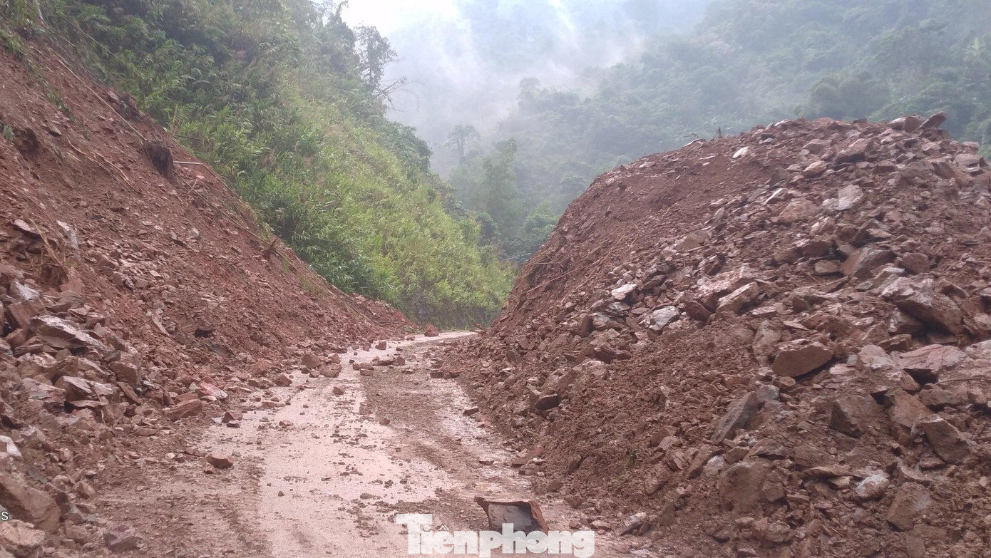 Tại huyện Tương Dương, mưa lớn cũng gây sạt lở hàng trăm mét khối đất, đá tại khu vực đường vào xã Hữu Khuông.