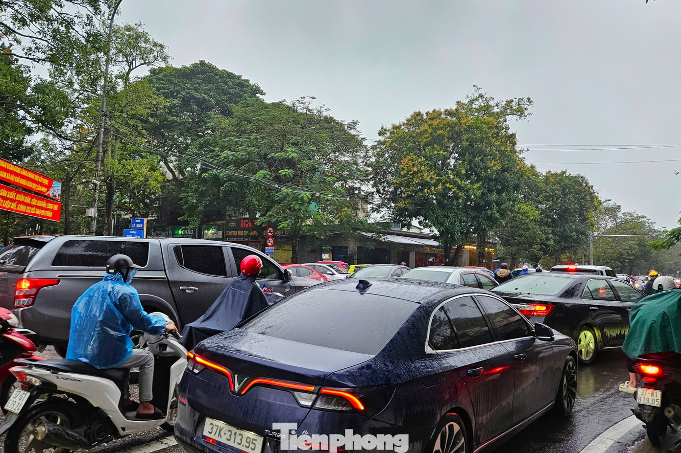 Ngã tư Duy Tân giao Lê Hoàn tắc nghẽn.