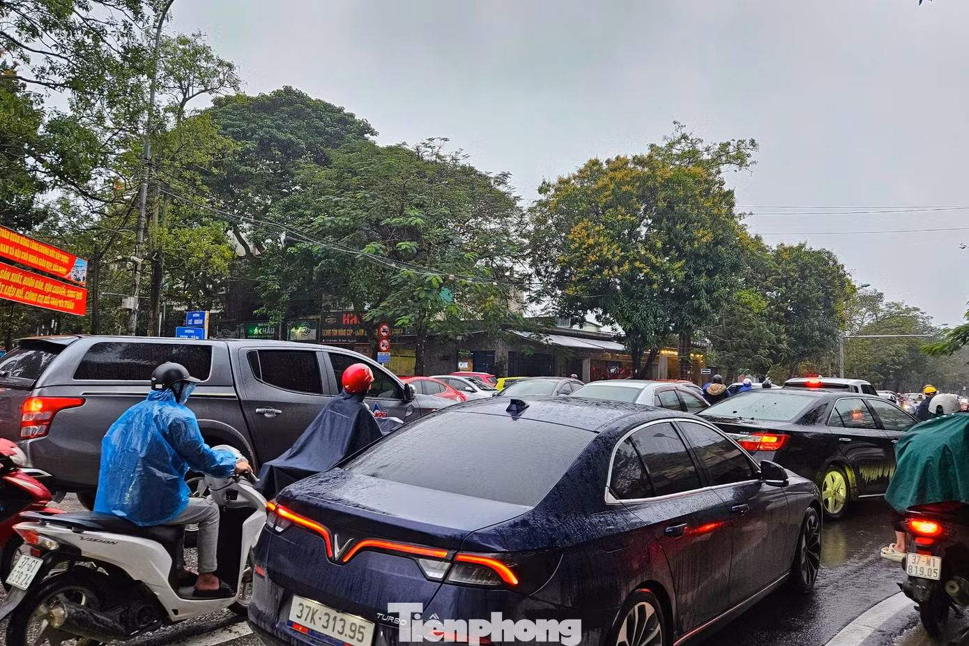 Ngã tư Duy Tân giao Lê Hoàn tắc nghẽn.