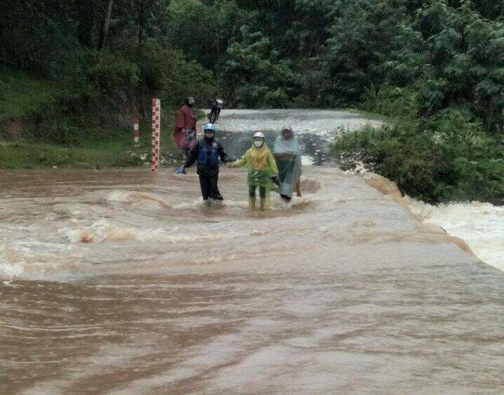 Mưa lớn gây ngập úng, chia cắt nhiều tuyến đường ở huyện Tân Kỳ