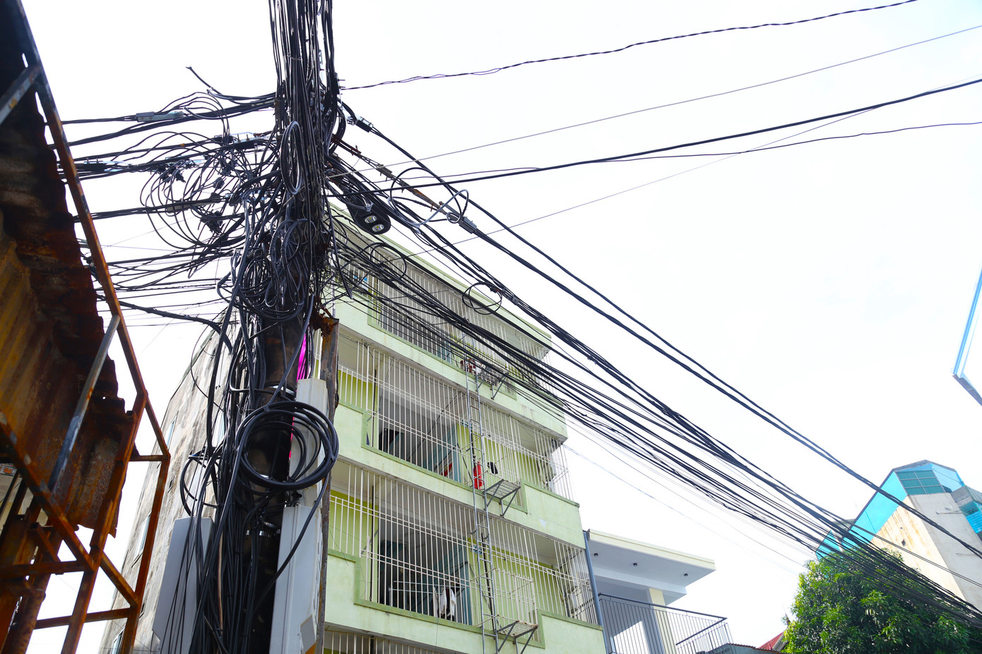 Hệ thống đường dây điện chằng chịt tiềm ẩn nhiều nguy cơ xảy ra chập điện, cháy nổ.