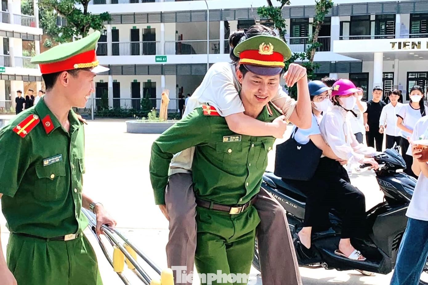 Chiến sĩ Công an cõng thí sinh bị đứt dây chằng, đi lại khó khăn vào phòng thi