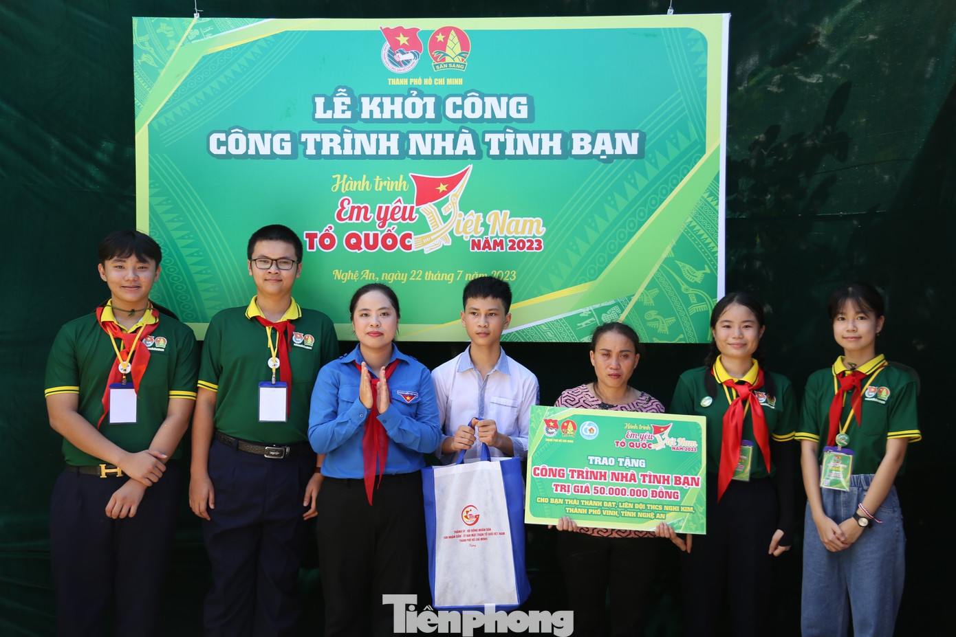 Trong chuỗi các hoạt động của Hành trình Em yêu Tổ quốc Việt Nam, chiều 22/7, Ban Thường vụ Thành đoàn – Hội đồng Đội TP HCM phối hợp Ban Thường vụ Tỉnh đoàn – Hội đồng Đội tỉnh Nghệ An tổ chức Lễ khởi công xây dựng “Ngôi nhà tình bạn” cho em Thái Thành Đạt (trú tại xóm 5, xã Nghi Kim, thành phố Vinh, tỉnh Nghệ An).