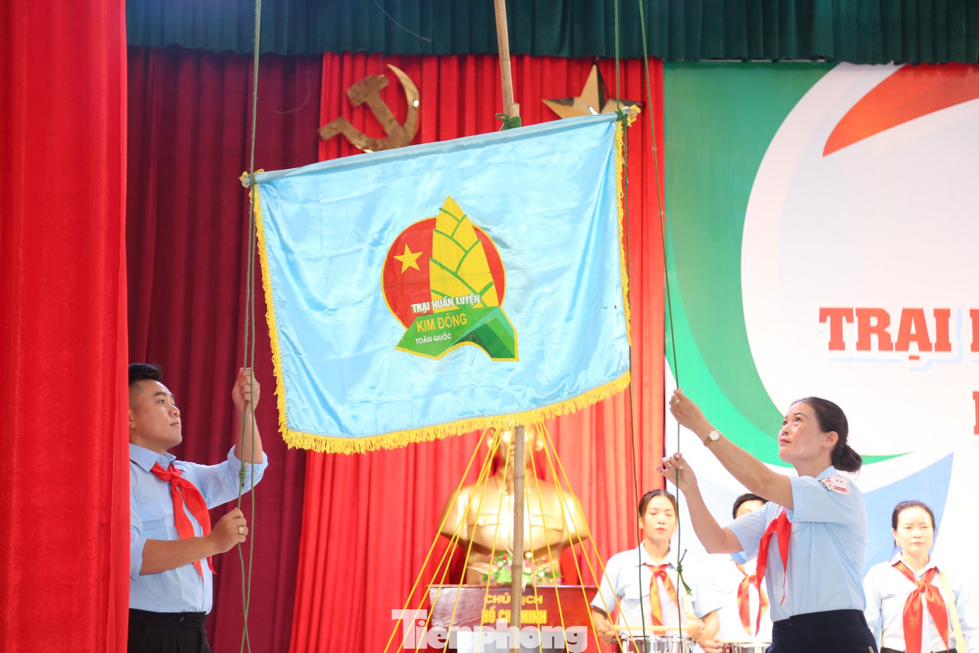 Nghi thức kéo cờ trại