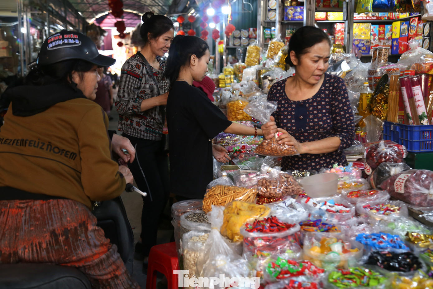 Khu vực bán bánh kẹo Tết cũng khá thưa thớt khách mua.