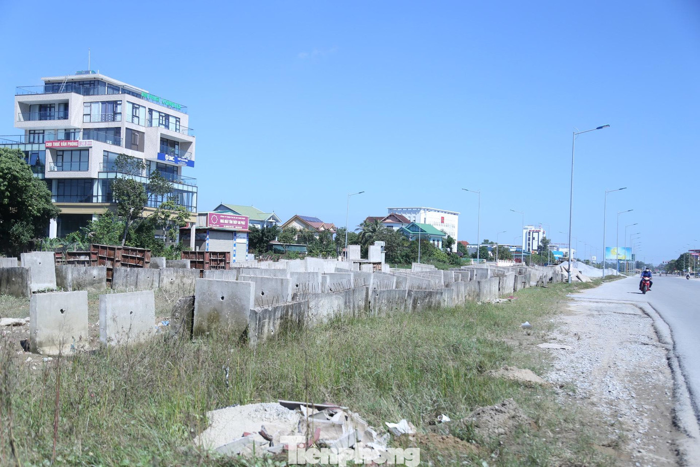 Cấu kiện, vật liệu xây dựng được tập kết ngổn ngang trên dải phân cách.