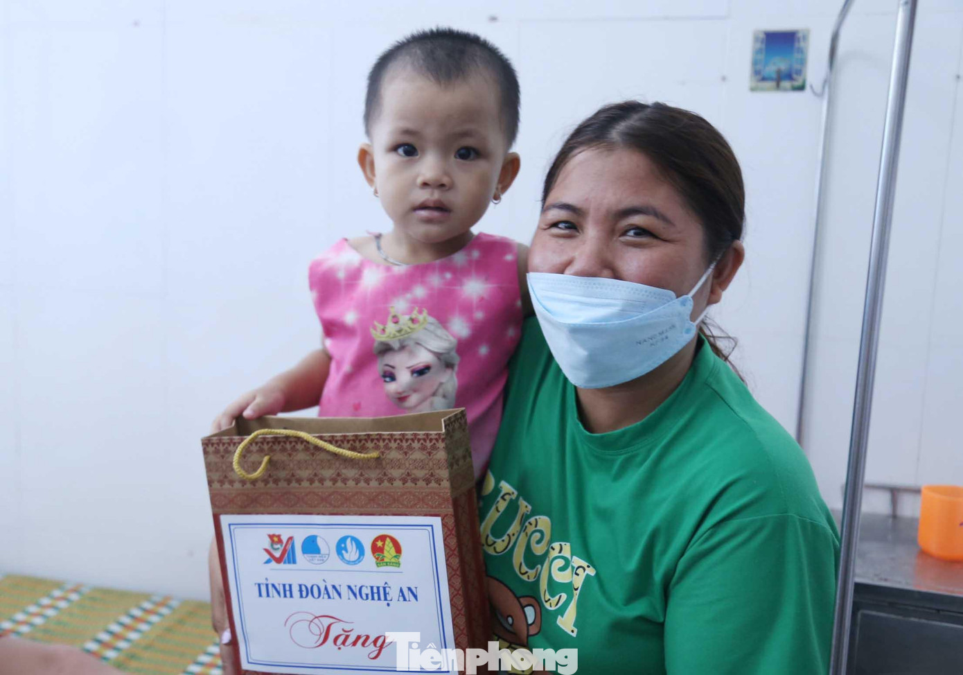 Những phần quà nhỏ với mong muốn các em có một mùa Trung thu ấm áp; mau chóng hồi phục sức khoẻ và sớm trở lại trường tiếp tục con đường học tập. Những phần quà nhỏ với mong muốn các em có một mùa Trung thu ấm áp; mau chóng hồi phục sức khoẻ và sớm trở lại trường tiếp tục con đường học tập.