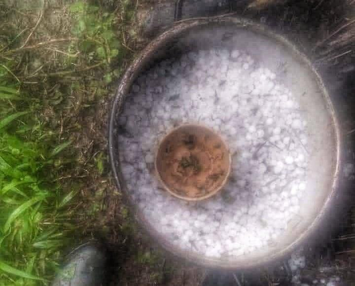 Người dân gom đá thành từng chậu Người dân gom đá thành từng chậu