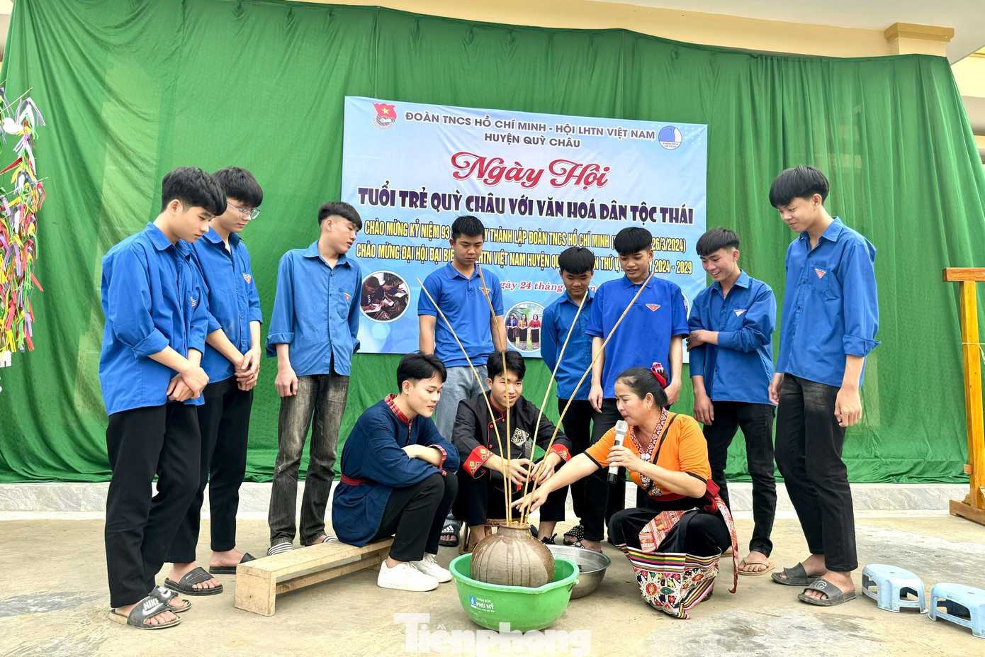 Trong khuôn khổ ngày hội đã diễn ra nhiều hoạt động ý nghĩa. Đoàn viên thanh niên nam được học cách cham rượu cần. Rượu cần thường xuất hiện trong hầu hết các nghi lễ tâm linh của người Thái. Theo quan niệm, mỗi người con trai Thái phải biết cham rượu thì mới trưởng thành. Uống rượu cần là nét văn hóa không thể thiếu trong đời sống tinh thần của người Thái Quỳ Châu.