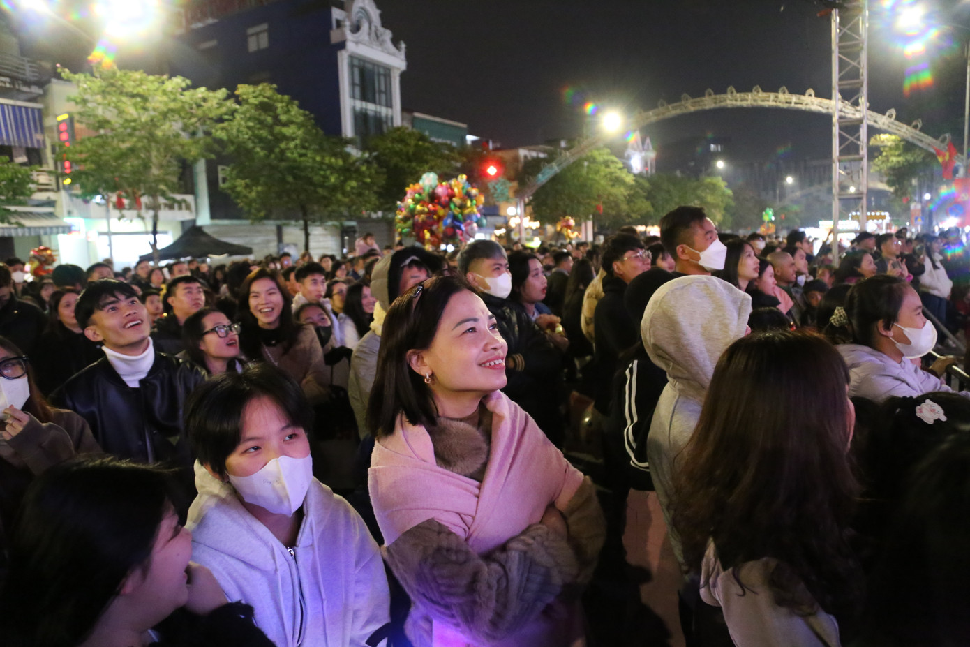 Rực rỡ pháo hoa đón năm mới 2025 ảnh 40 Rực rỡ pháo hoa đón năm mới 2025 ảnh 40