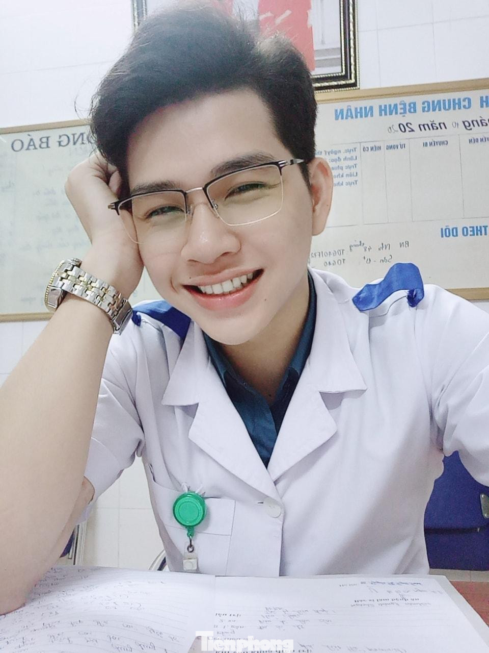 Nguyễn Đức Khang hiện là sinh viên năm cuối, ngành Bác sĩ Y học Dự phòng, Trường Đại học Y khoa Vinh.