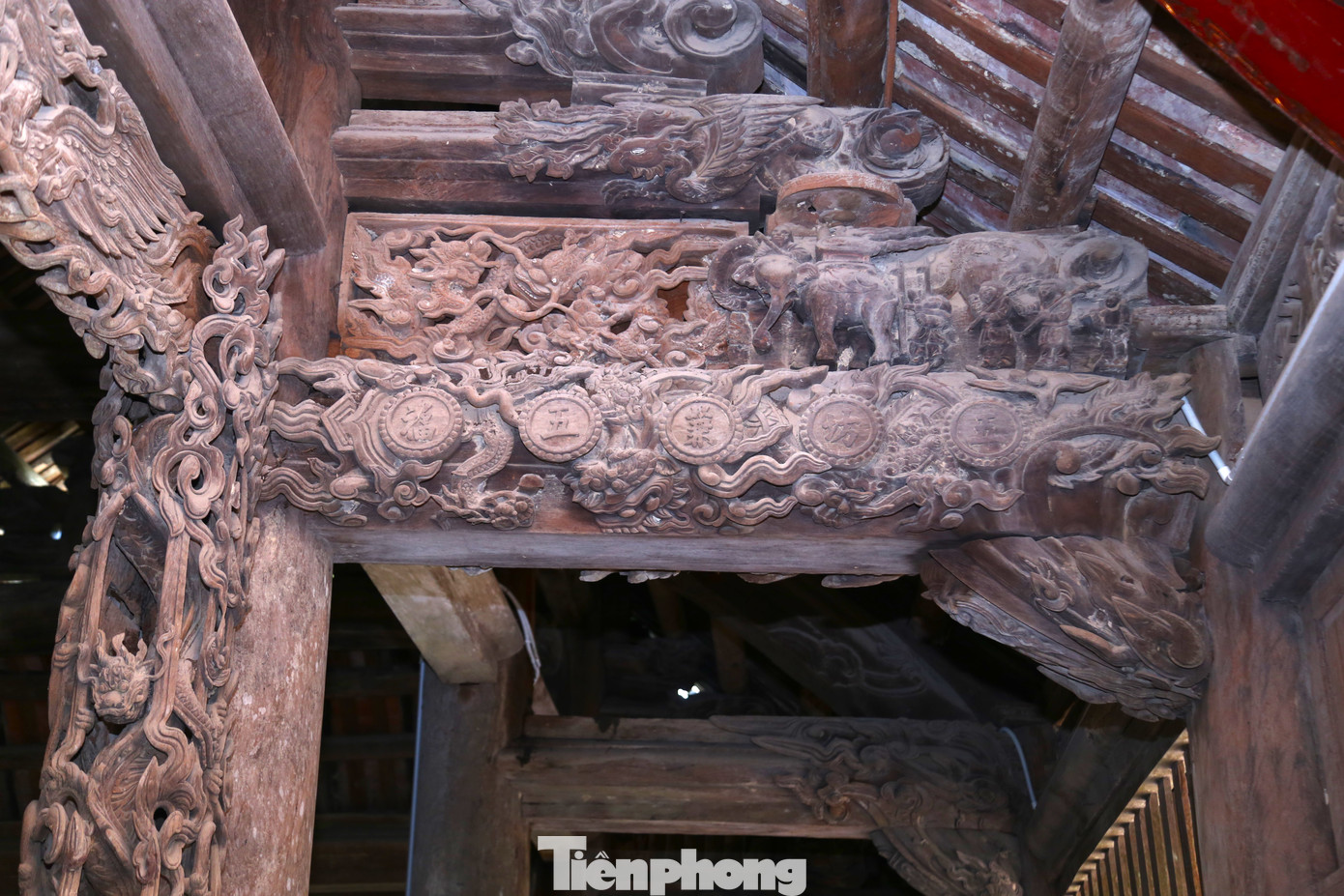 Các con rường được tạo hình vân xoắn, ở các đấu khắc họa nhiều đề tài phong phú, sinh động. Đặc biệt, tại các ván dong đã khắc họa một số đề tài, điển tích khá đặc sắc như “chèo thuyền” hay điển tích “Bốn vị ẩn cư ở núi Thường Sơn” , “Thành Thang sính Y Doãn”.