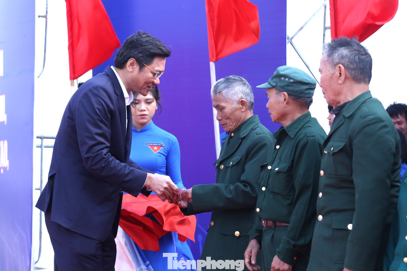 Tặng 10 suất quà cho các bác cựu TNXP, 10 học sinh có hoàn cảnh khó khăn vươn lên học tập tốt trên địa bàn huyện Quỳnh Lưu, mỗi suất trị giá 500.000 đồng. Trong ảnh: ông Hoàng Nghĩa Hiếu - Phó Bí thư Tỉnh ủy Nghệ An tặng quà cho cựu TNXP.