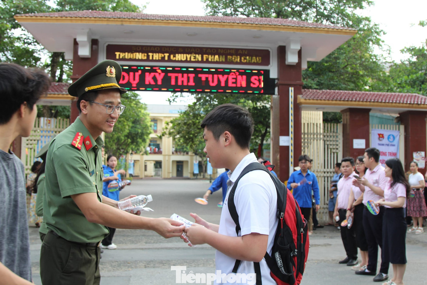 Tặng khăn lạnh cho các thí sinh.