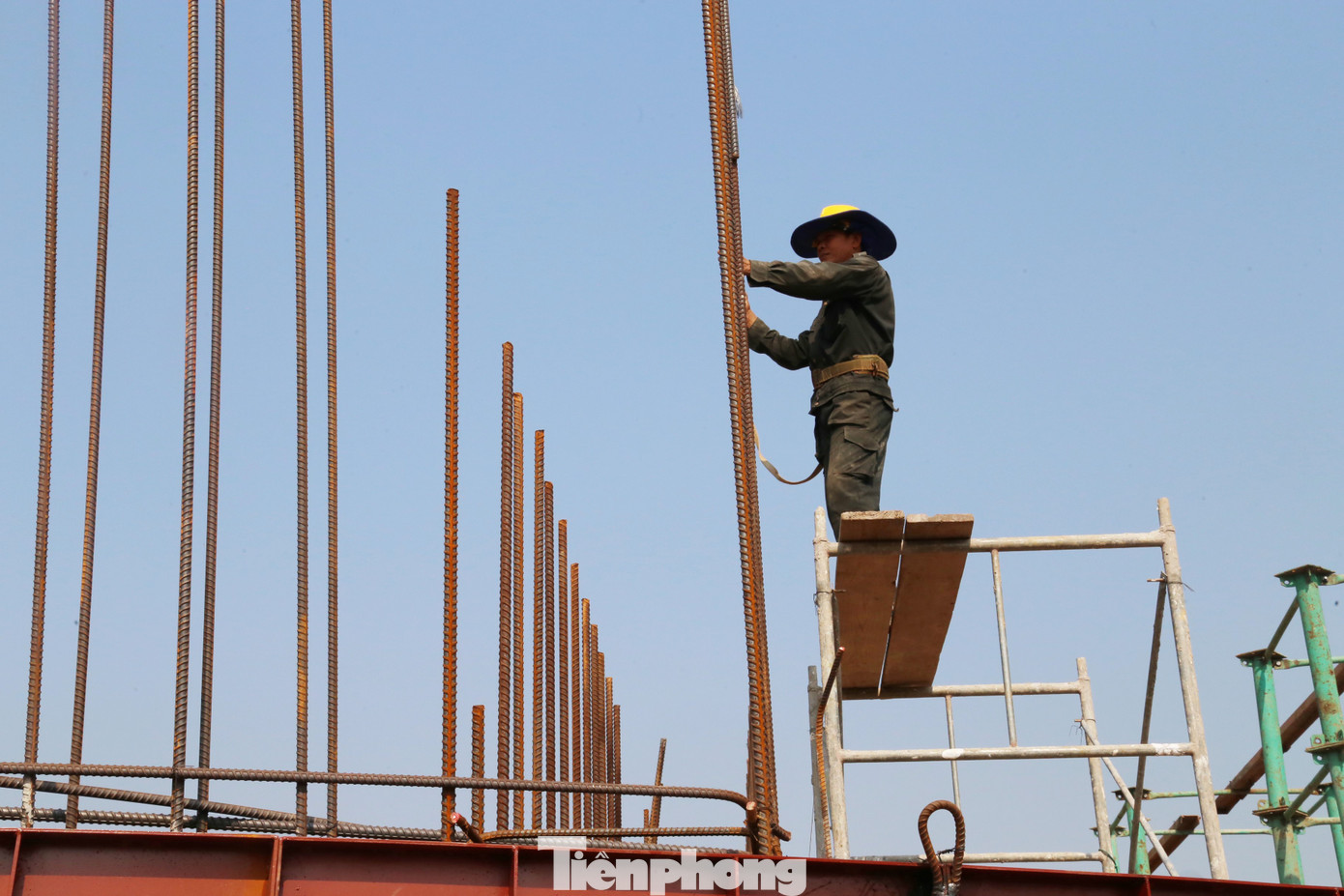 Việc thi công trên cao luôn là thách thức cho các kỹ sư, công nhân.