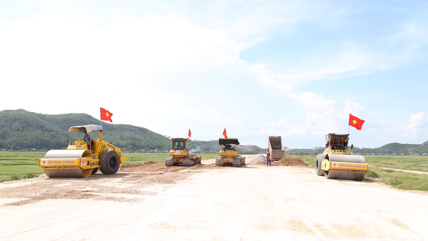 Tại các gói thầu khác, cả nghìn công nhân của các công ty: Thái Yên, Đại Hiệp, Cienco4, Licogi 13, Thái Sơn, … cũng đang khẩn trương, chạy đua với thời gian.