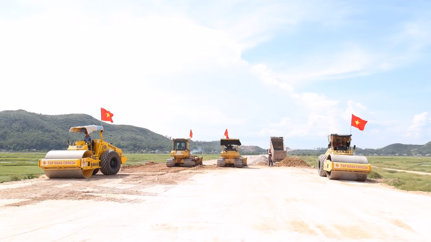 Tại các gói thầu khác, cả nghìn công nhân của các công ty: Thái Yên, Đại Hiệp, Cienco4, Licogi 13, Thái Sơn, … cũng đang khẩn trương, chạy đua với thời gian.