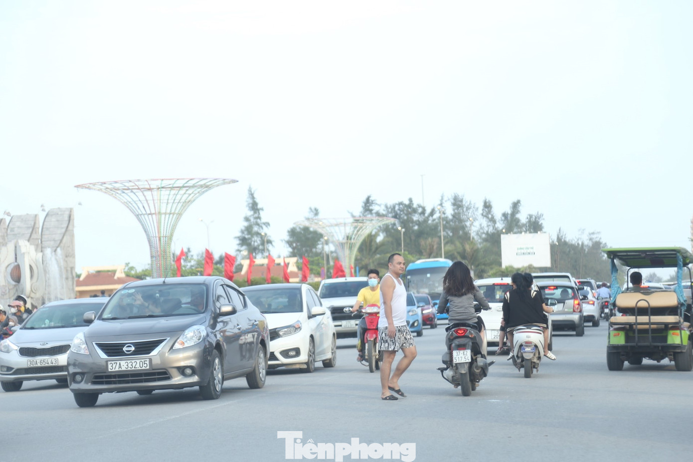 Đến 18 giờ, du khách vẫn tiếp tục đổ về Cửa Lò khiến tuyến đường Bình Minh trở nên đông đúc.