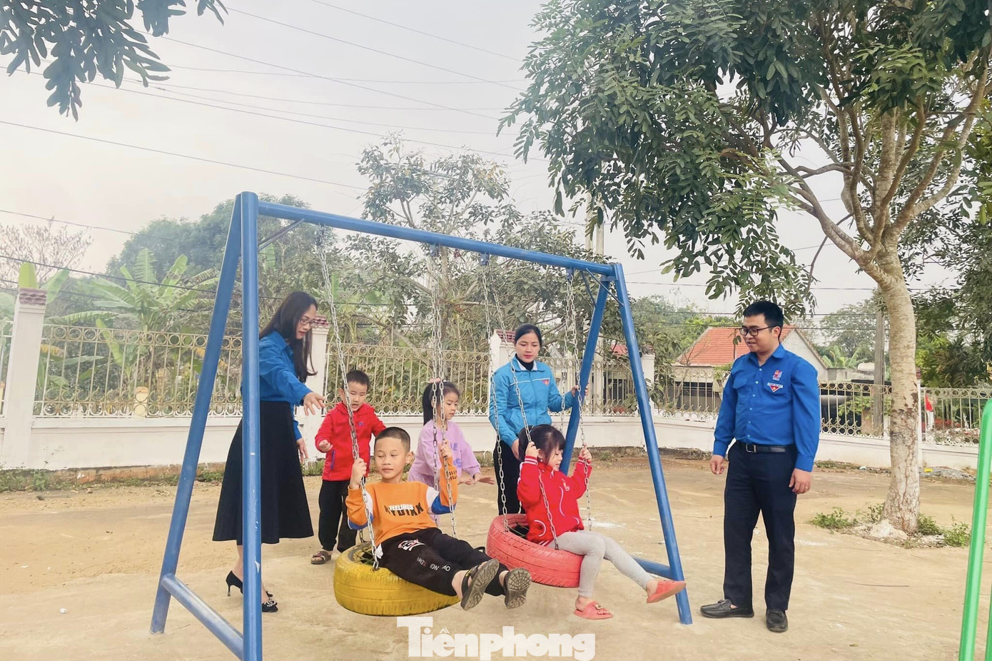 Hàng chục công trình sân chơi cho thiếu nhi được hoàn thành.