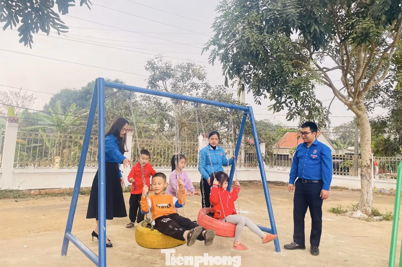 Hàng chục công trình sân chơi cho thiếu nhi được hoàn thành.
