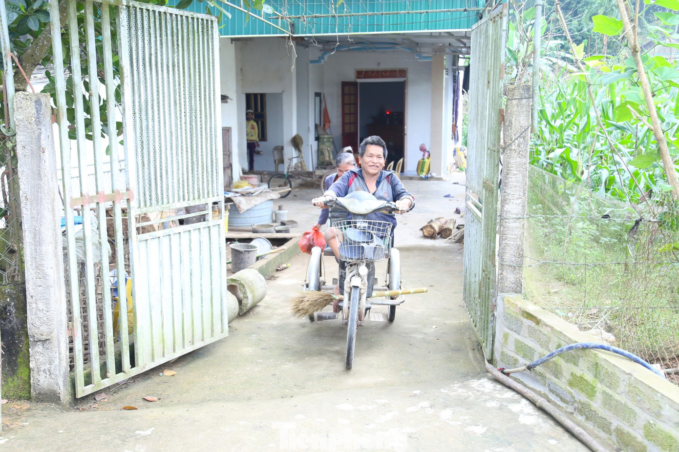 Dù có khó khăn, vất vả, ông Tân luôn mỉm cười với cuộc sống.