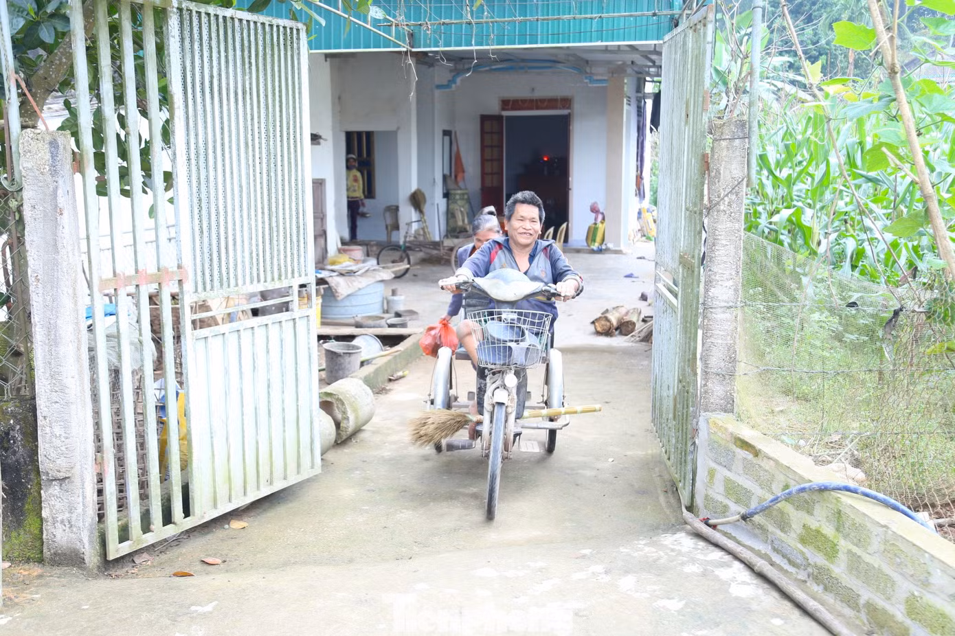 Dù có khó khăn, vất vả, ông Tân luôn mỉm cười với cuộc sống.