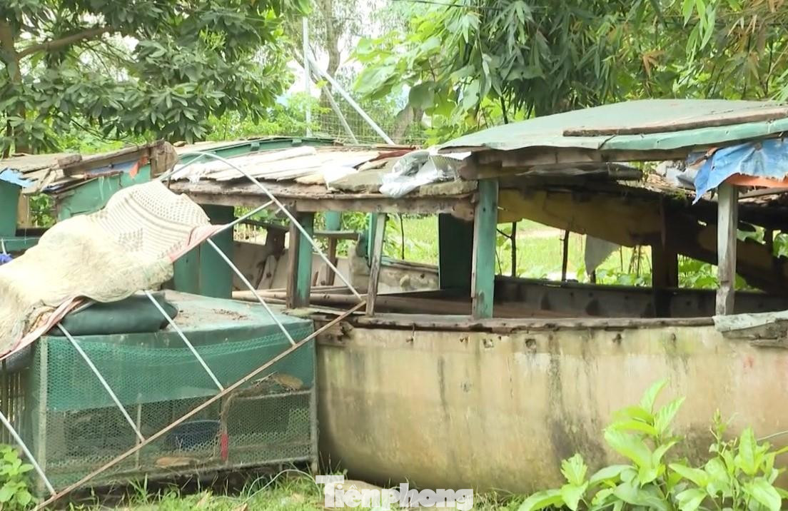 Ông Lê Văn Minh – Bí thư chi bộ xóm Minh Đức, xã Võ Liệt, cho biết: “Dự án kéo dài gây biết bao vấn đề. Dù biết là xây dựng trái phép, nhưng vì chờ lâu quá không được đến khu tái định cư nên người dân đành phải lên bờ dựng nhà. Thuyền bè lâu năm đều đã bị hư hỏng, không thể chống chọi được với mùa mưa lũ, mà đóng thuyền mới thì rất tốn kém”.