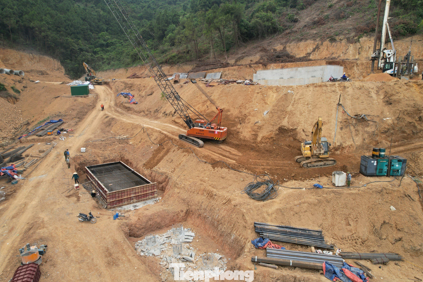 Ngày 23/4 vừa qua, Thứ trưởng Lê Anh Tuấn dẫn đầu đoàn công tác Bộ GTVT kiểm tra việc triển khai thi công Dự án đường bộ cao tốc Bắc - Nam đoạn Diễn Châu - Bãi Vọt. Theo Thứ trưởng, so với cuộc kiểm tra hồi tháng 3, đến nay dự án đã có thay đổi. Thế nhưng nhìn chung tiến độ vẫn còn chậm so với kế hoạch đã cam kết. Cụ thể, lũy kế tổng giá trị các nhà thầu thực hiện được là 270,56 tỷ đồng, đạt 90% kế hoạch tháng 4/2022 và 3.53% giá trị hợp đồng, chậm 0,39% so với tiến độ.