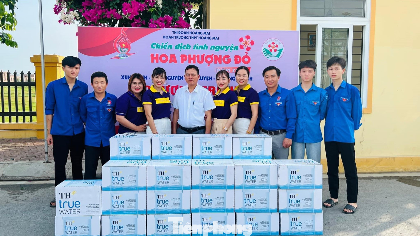 Các cơ sở Đoàn chuẩn bị nước uống, dụng cụ học tập... chu đáo cho các sĩ tử trong kỳ thi tuyển sinh vào lớp 10 năm nay. Các cơ sở Đoàn chuẩn bị nước uống, dụng cụ học tập... chu đáo cho các sĩ tử trong kỳ thi tuyển sinh vào lớp 10 năm nay.