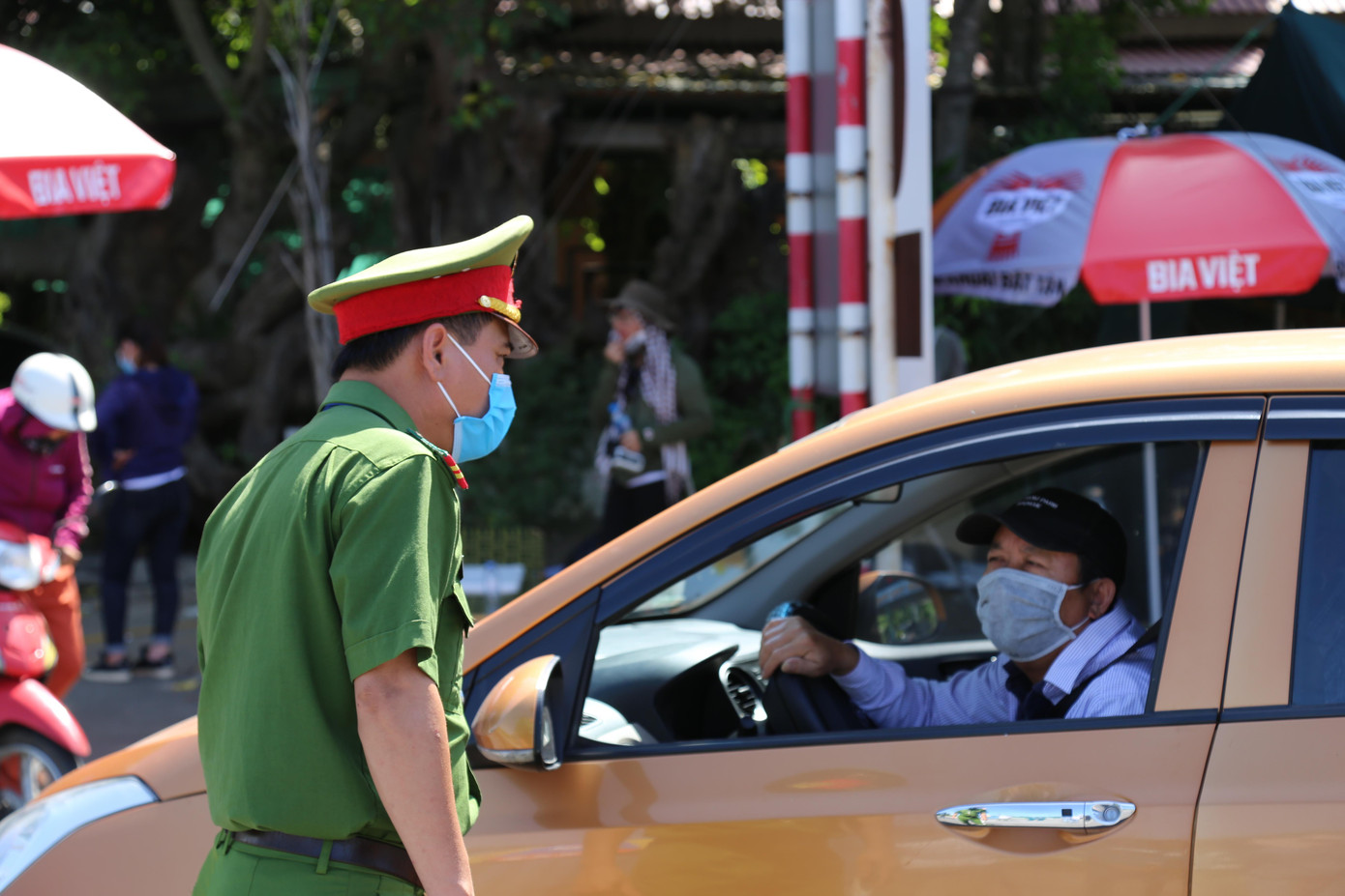 Các tài xế, người dân muốn ra vào thành phố phải có giấy xét nghiệm PCR hoặc test nhanh có thời hạn trong vòng 3 ngày kể từ ngày lấy mẫu. Những người đi qua chốt đều phải đảm bảo công tác phòng dịch, thực hiện 5K, đo thân nhiệt, khai báo y tế đầy đủ. Các tài xế, người dân muốn ra vào thành phố phải có giấy xét nghiệm PCR hoặc test nhanh có thời hạn trong vòng 3 ngày kể từ ngày lấy mẫu. Những người đi qua chốt đều phải đảm bảo công tác phòng dịch, thực hiện 5K, đo thân nhiệt, khai báo y tế đầy đủ.