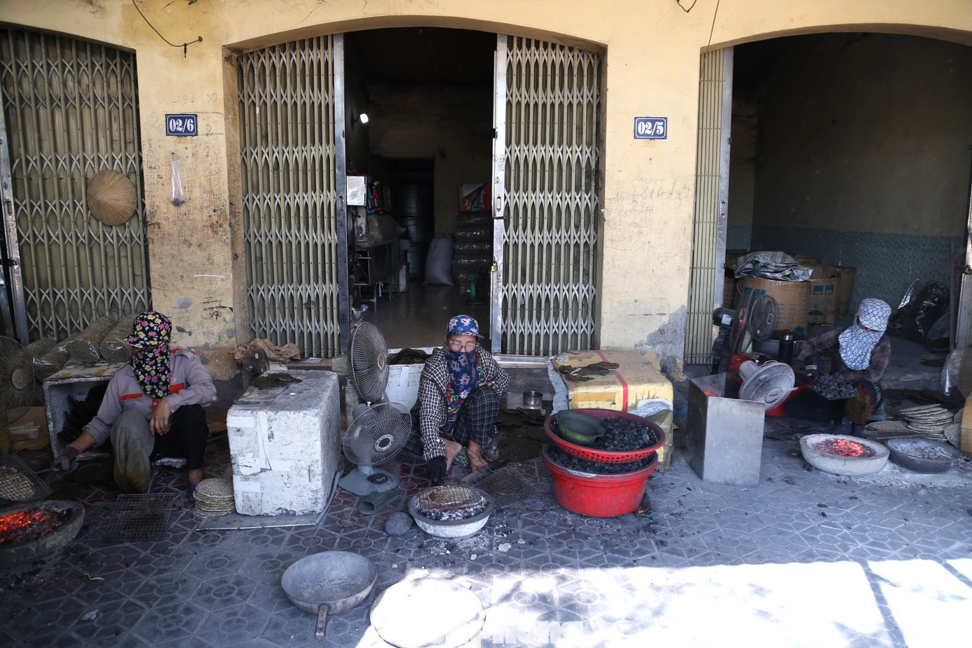 Bánh đa sống hoặc nướng chín tùy theo yêu cầu của khách. Khác với thợ phơi bánh, thợ nướng bánh luôn phải ngồi cạnh bếp than đỏ rực, bất kể đông hay hè.