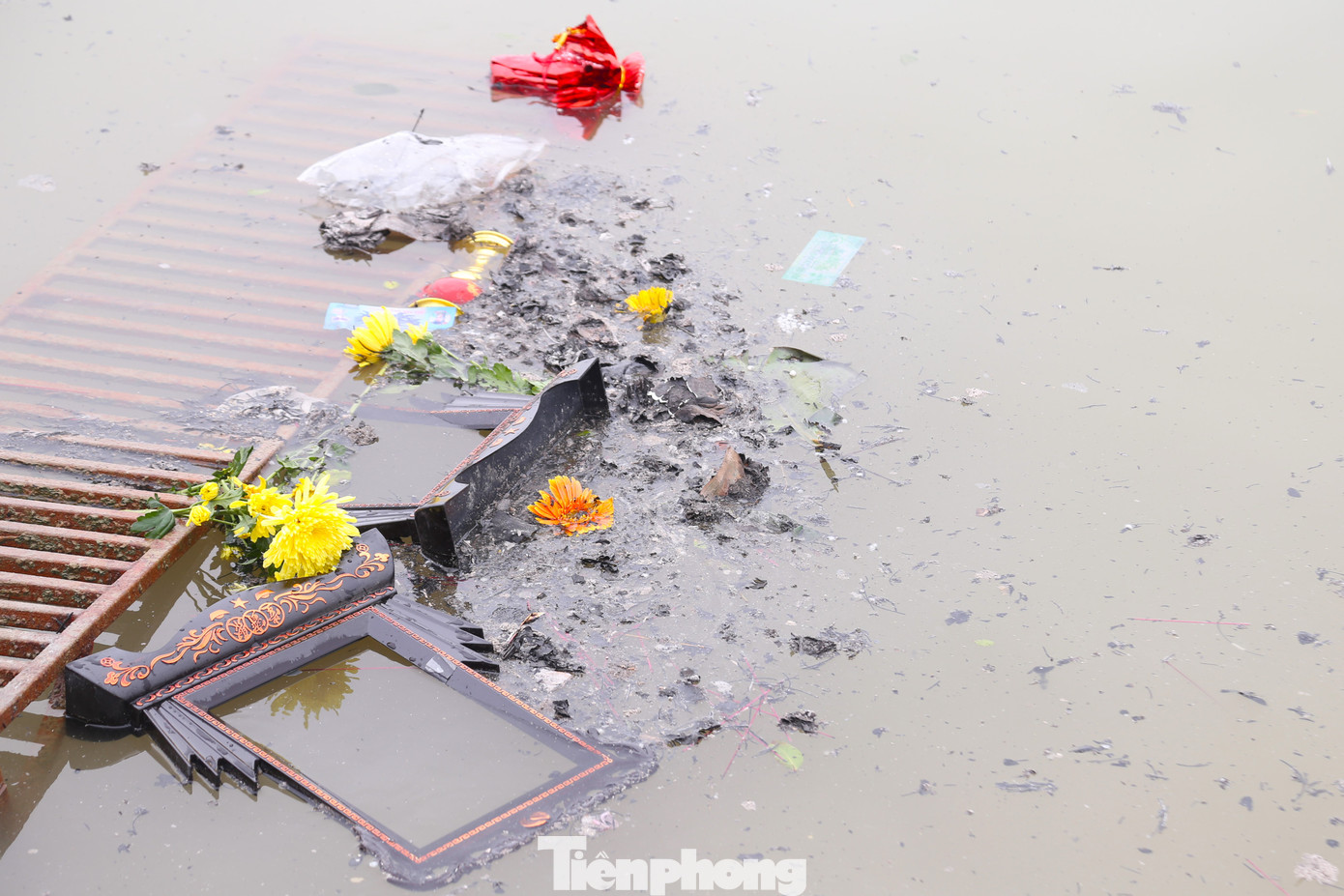 Tro hương được đổ xuống sông khiến dòng nước bị đục ngầu.