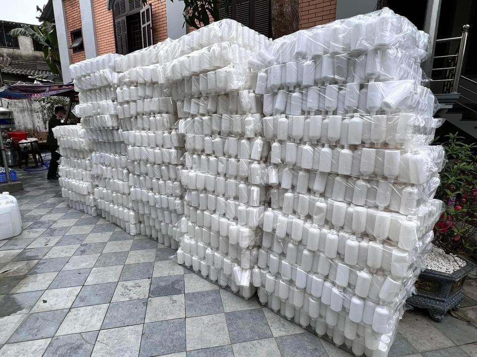 Số lượng lớn bình đựng dung dịch