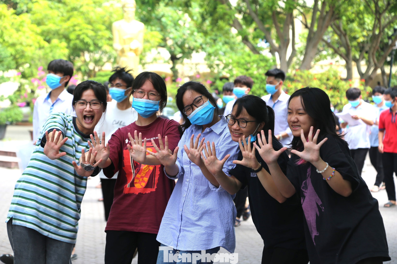 Trong kỳ thi tốt nghiệp THPT năm 2023, Nghệ An có hơn 1.012 thí sinh đủ điều kiện được miễn thi tốt nghiệp môn ngoại ngữ. Trong kỳ thi tốt nghiệp THPT năm 2023, Nghệ An có hơn 1.012 thí sinh đủ điều kiện được miễn thi tốt nghiệp môn ngoại ngữ.