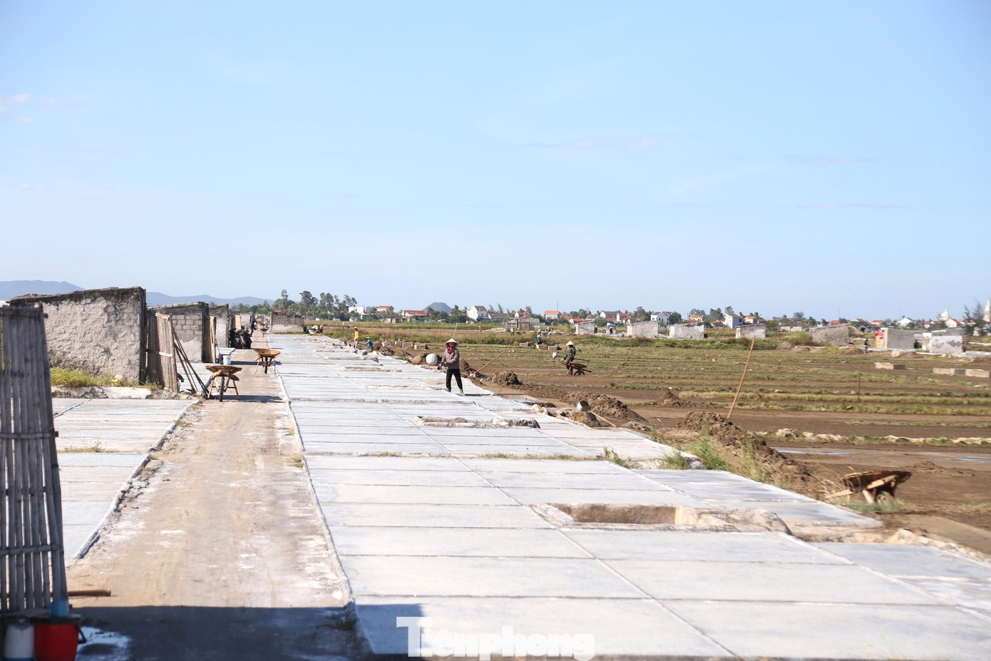 Những ngày này, người dân xã Quỳnh Thuận, huyện Quỳnh Lưu, Nghệ An đang tất bật lao động để làm ra những hạt muối tinh khiết, trước khi vào mùa mưa bão.