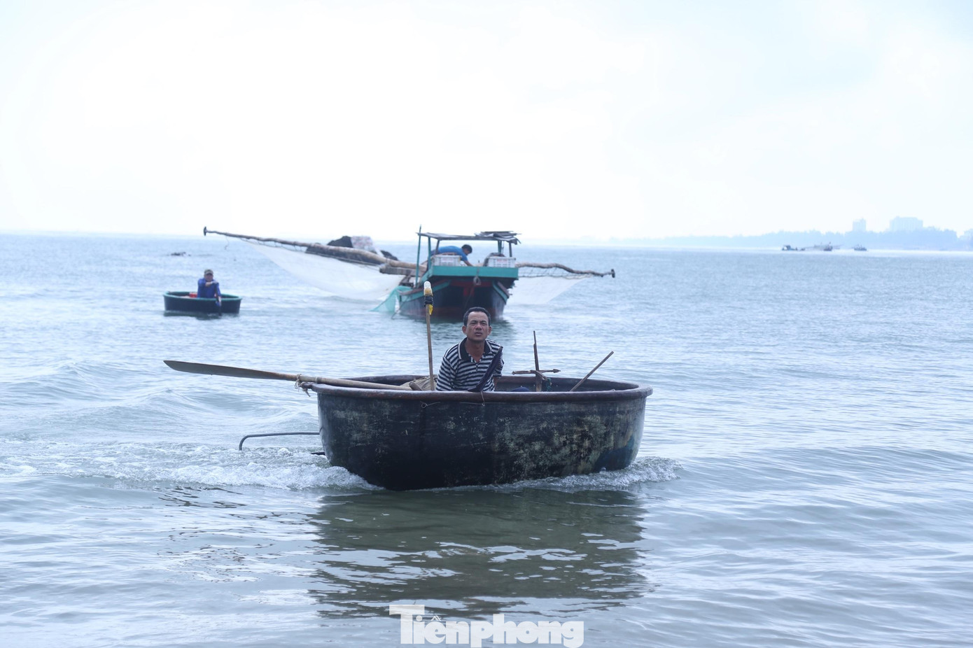 Nghề đánh bắt hải sản bằng thuyền thúng được coi là nghề truyền thống của ngư dân thị xã Cửa Lò, Nghệ An. Theo đó cứ tầm 2-3h sáng, ngư dân mang lưới, chèo thúng ra biển đánh bắt, đến khoảng 7-8h sáng cập bờ. Theo những ngư dân ở đây, nghề này không cần phải đầu tư lớn nhưng thu nhập khá cao.