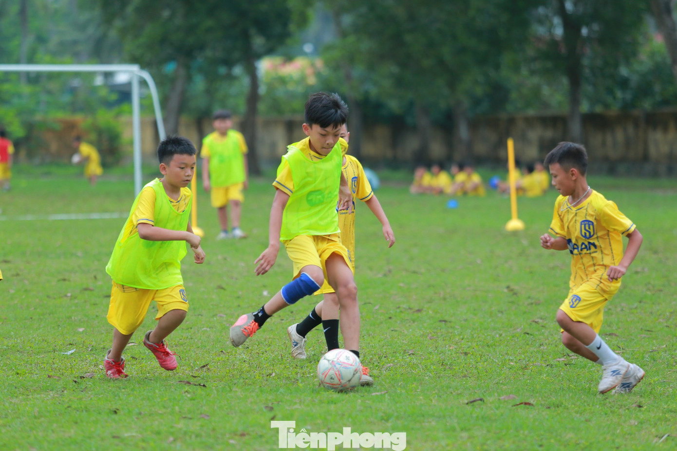 Các em nhỏ thích thú với những giờ học đá bóng.