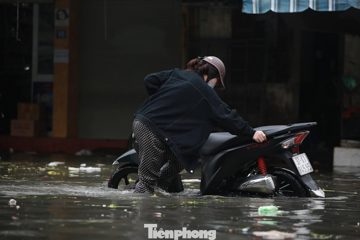 Xe đi vào vùng nước ngập bị chết máy