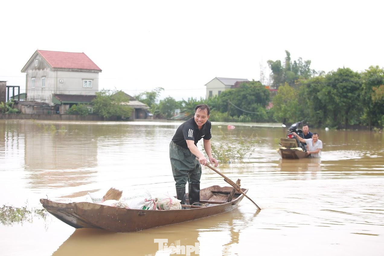 Các hộ dân buộc phải di chuyển bằng thuyền.