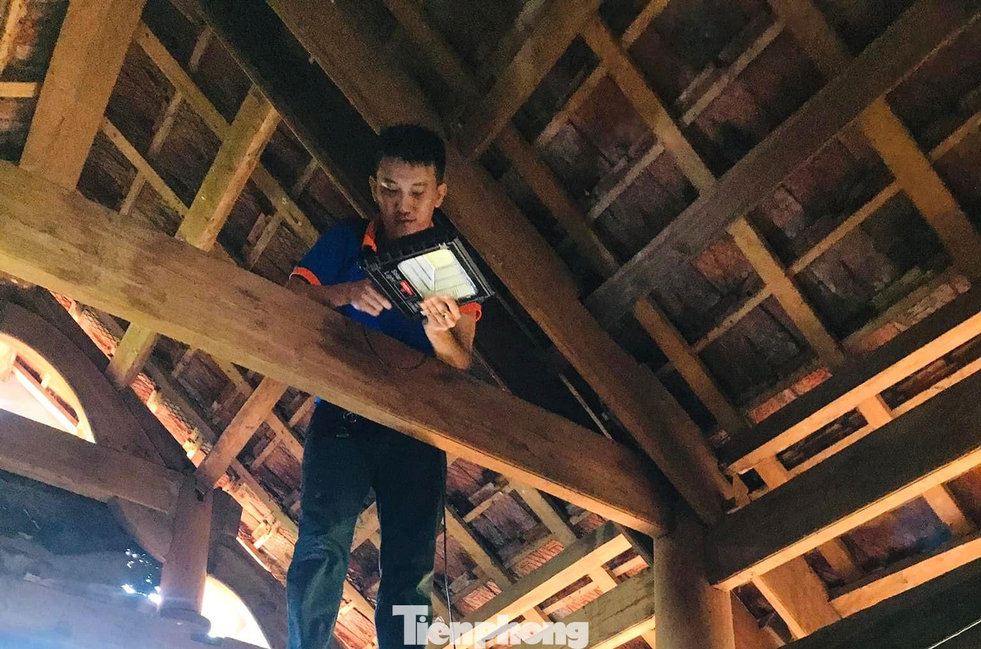 Việc lắp đặt hệ thống đèn năng lượng mặt trời chiếu sáng sẽ giúp các gia đình chính sách, có công với cách mạng giảm gánh nặng về chi phí tiền điện hàng tháng.