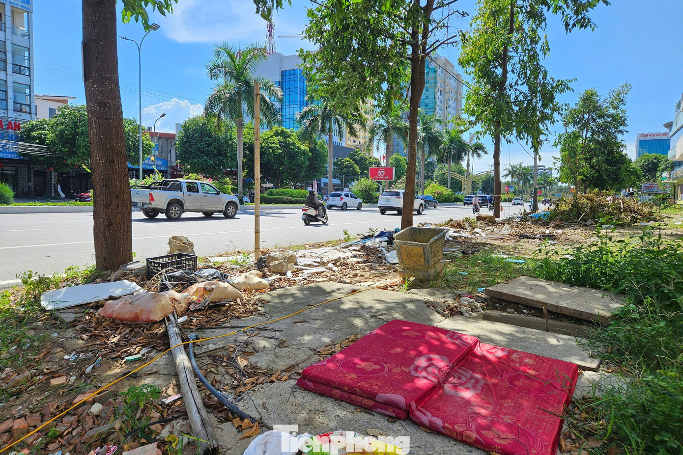 Rác thải tràn lan trên Đại lộ LêNin gây ô nhiễm môi trường nghiêm trọng.