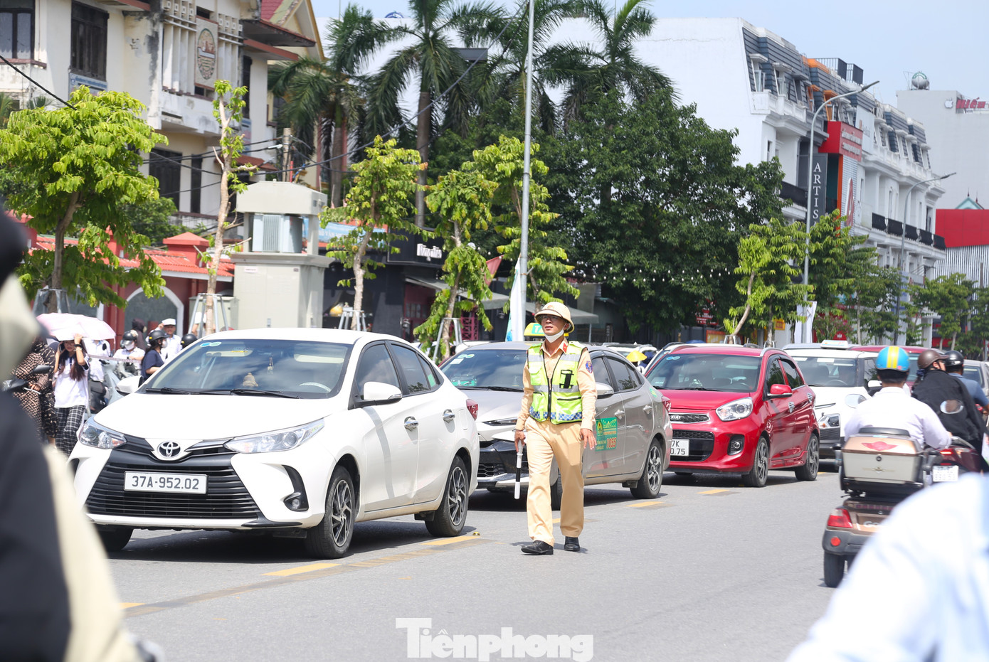 Lực lượng Cảnh sát giao thông được huy động bảo đảm an ninh trật tự, phân luồng giao thông tại các điểm thi và các điểm có mật độ giao thông lớn.