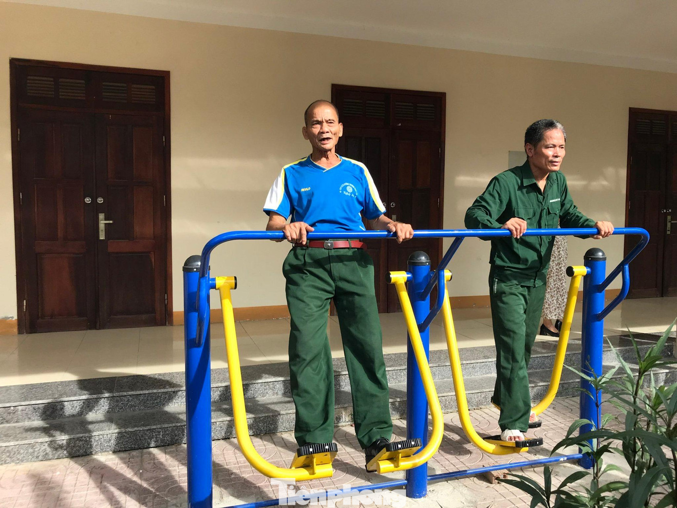 Khu điều dưỡng cũng thường xuyên tổ chức những hoạt động phục hồi chức năng như: tập thể dục, lao động ngoài trời, đọc sách, báo, tập máy,… để các bác nâng cao sức khỏe, hòa nhập cộng đồng.