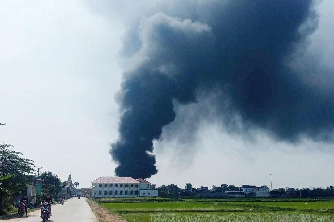 Cột khói cao hàng chục mét tại kho phế liệu ở xã Diễn Kỷ, huyện Diễn Châu, Nghệ An trưa mùng 3 Tết