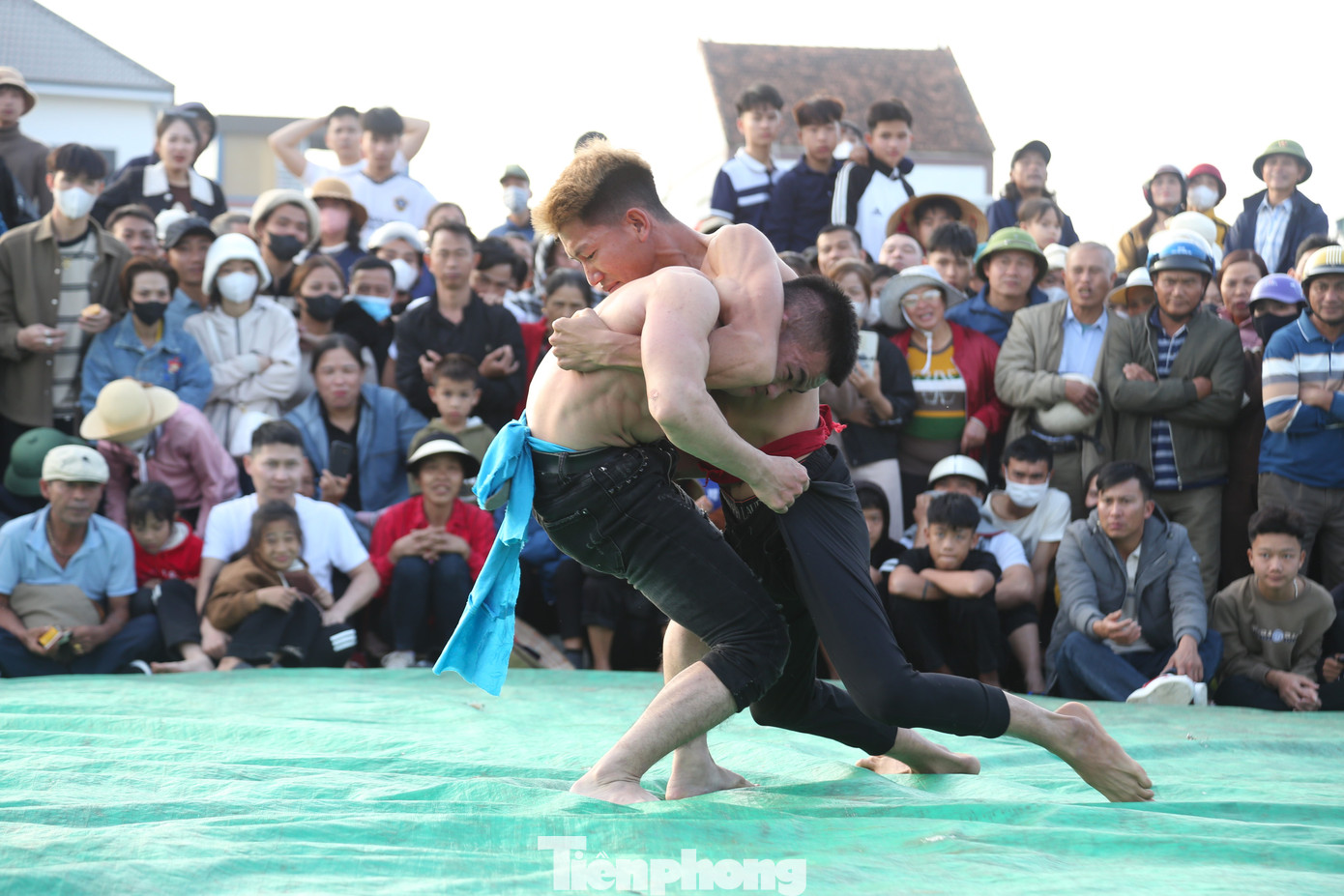 Hai đô vật trong tư thế giằng co quyết liệt.